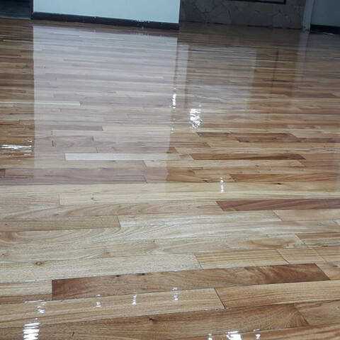 Tablas de madera con laca brillante